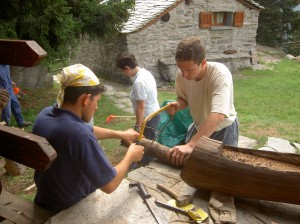 Giovani in baita al lavoro